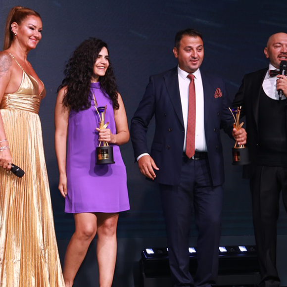 27 Temmuz 2023 Perşembe günü İstanbul Hilton Bomonti Hotel’de, 3.Uluslararası Elmas Ödülleri, Pınar Altuğ ve Ceyhun Yılmaz’ın sunumlarıyla gerçekleşti.
